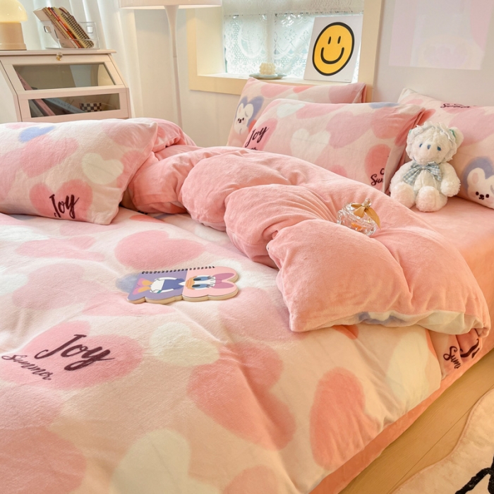 91家纺网 家纺一手货源 找家纺 金爱家 2023新款牛奶绒小清新四件套 爱心兔-粉