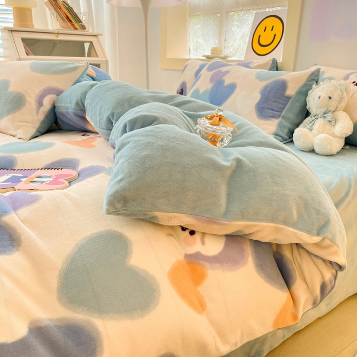 91家纺网 家纺一手货源 找家纺 金爱家 2023新款牛奶绒小清新四件套 爱心兔-兰