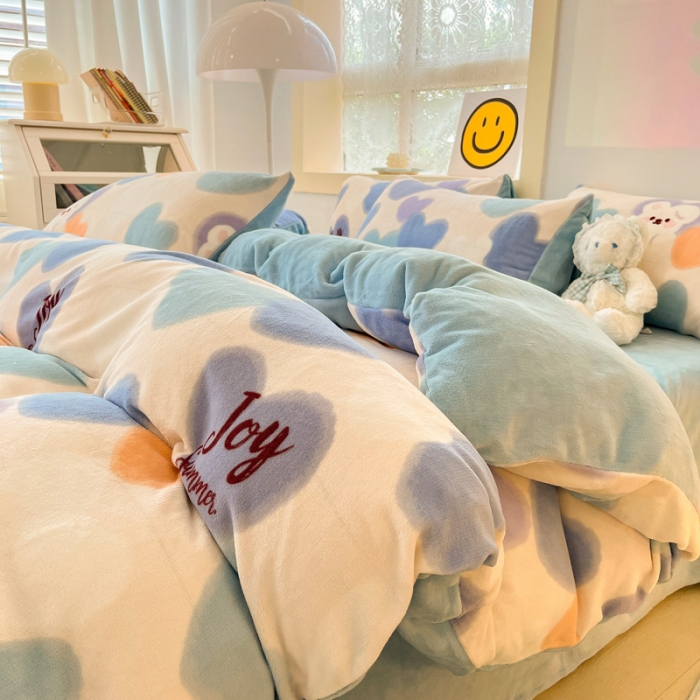 91家纺网 家纺一手货源 找家纺 金爱家 2023新款牛奶绒小清新四件套 爱心兔-兰