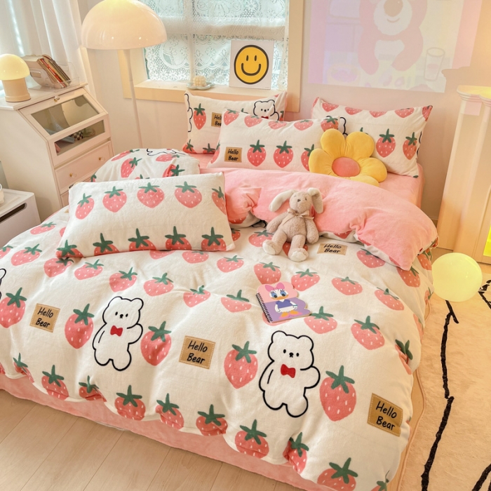 91家纺网 家纺一手货源 找家纺 金爱家 2023新款牛奶绒小清新四件套 草莓小熊