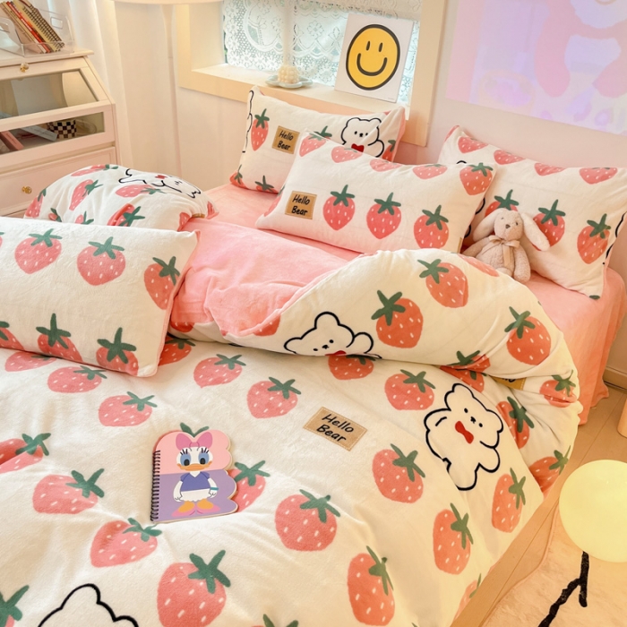 91家纺网 家纺一手货源 找家纺 金爱家 2023新款牛奶绒小清新四件套 草莓小熊