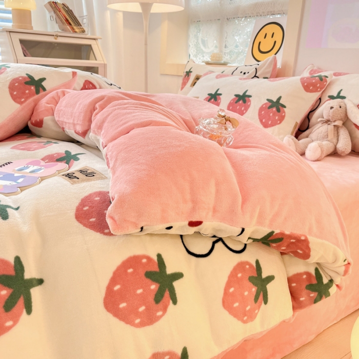 91家纺网 家纺一手货源 找家纺 金爱家 2023新款牛奶绒小清新四件套 草莓小熊