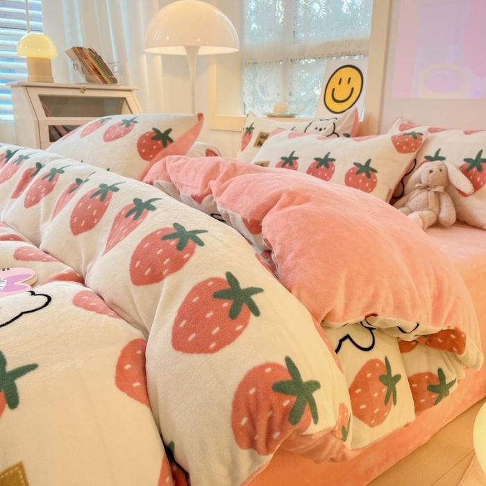 91家纺网 家纺一手货源 找家纺 金爱家 2023新款牛奶绒小清新四件套 草莓小熊