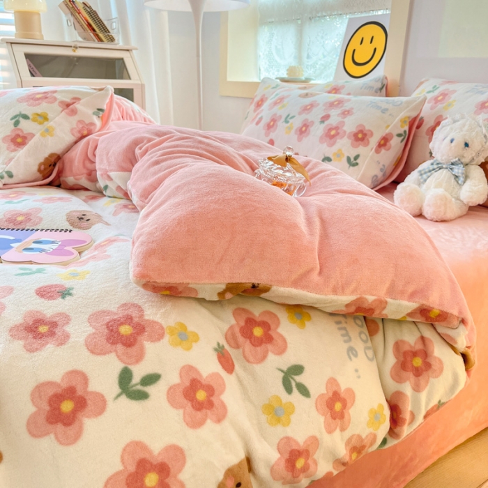 91家纺网 家纺一手货源 找家纺 金爱家 2023新款牛奶绒小清新四件套 樱花小熊-粉