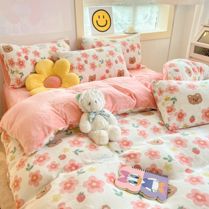 91家纺网 家纺一手货源 找家纺 金爱家 2023新款牛奶绒小清新四件套 樱花小熊-粉