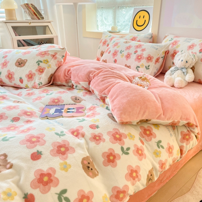 91家纺网 家纺一手货源 找家纺 金爱家 2023新款牛奶绒小清新四件套 樱花小熊-粉
