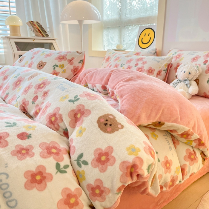 91家纺网 家纺一手货源 找家纺 金爱家 2023新款牛奶绒小清新四件套 樱花小熊-粉