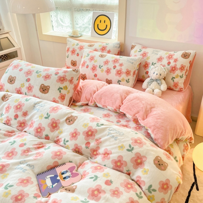 91家纺网 家纺一手货源 找家纺 金爱家 2023新款牛奶绒小清新四件套 樱花小熊-粉
