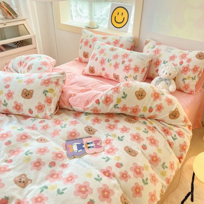 91家纺网 家纺一手货源 找家纺 金爱家 2023新款牛奶绒小清新四件套 樱花小熊-粉