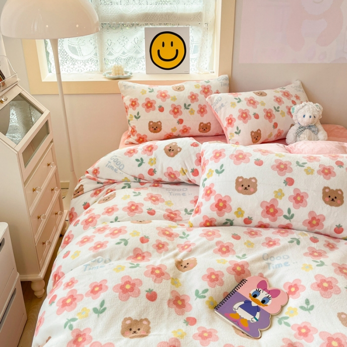 91家纺网 家纺一手货源 找家纺 金爱家 2023新款牛奶绒小清新四件套 樱花小熊-粉