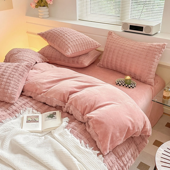 91家纺网 家纺一手货源 找家纺 金爱家 2023新款全消光牛奶绒獭兔毛绒四件套 兔毛绒-蜜桃粉