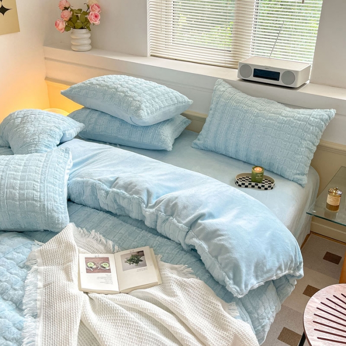 91家纺网 家纺一手货源 找家纺 金爱家 2023新款全消光牛奶绒獭兔毛绒四件套 兔毛绒-天空蓝