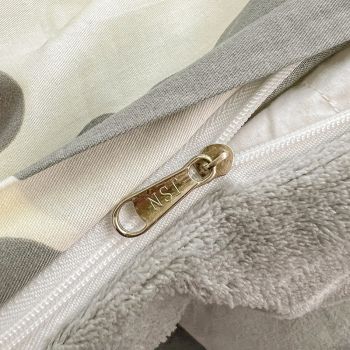 91家纺网 家纺一手货源 找家纺 金丝鸟 2022全棉印花加牛奶绒四件套 宝宝熊 灰