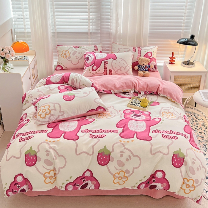 91家纺网 家纺一手货源 找家纺 金丝鸟 2022全棉印花加牛奶绒四件套 草莓熊