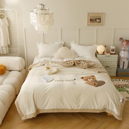 铭动 23新款牛奶绒羊羔绒双面贴布刺绣小熊毛毯盖毯披肩毯 爱心熊+米色