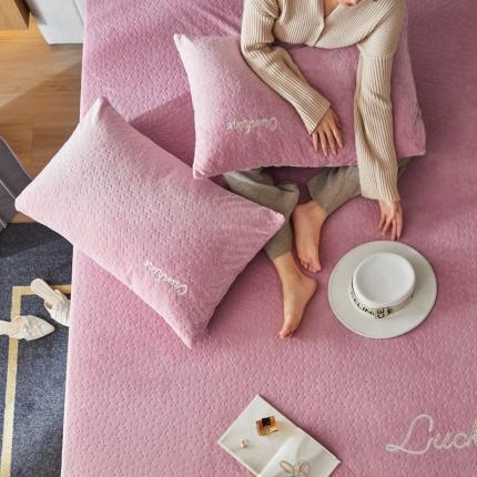 91家纺网 家纺一手货源 找家纺 铭动 2023新款牛奶绒三角形字母床笠 红梅粉