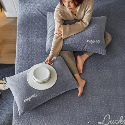 91家纺网 家纺一手货源 找家纺 铭动 2023新款牛奶绒三角形字母床笠 湖蓝灰