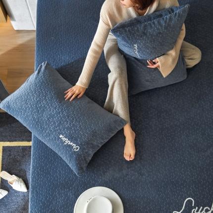 91家纺网 家纺一手货源 找家纺 铭动 2023新款牛奶绒三角形字母床笠 琉璃蓝