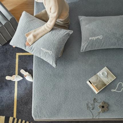 铭动 2023新款牛奶绒三角形字母床笠 黛灰绿