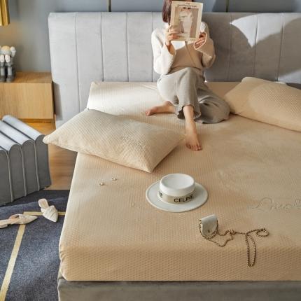 铭动 2023新款牛奶绒三角形字母床笠 卡其