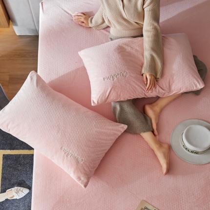 铭动 2023新款牛奶绒三角形字母床笠 香草粉