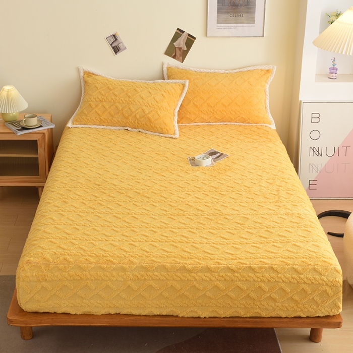 91家纺网 家纺一手货源 找家纺 启优 2022新款高克重温暖塔芙绒剪花床笠 黄色