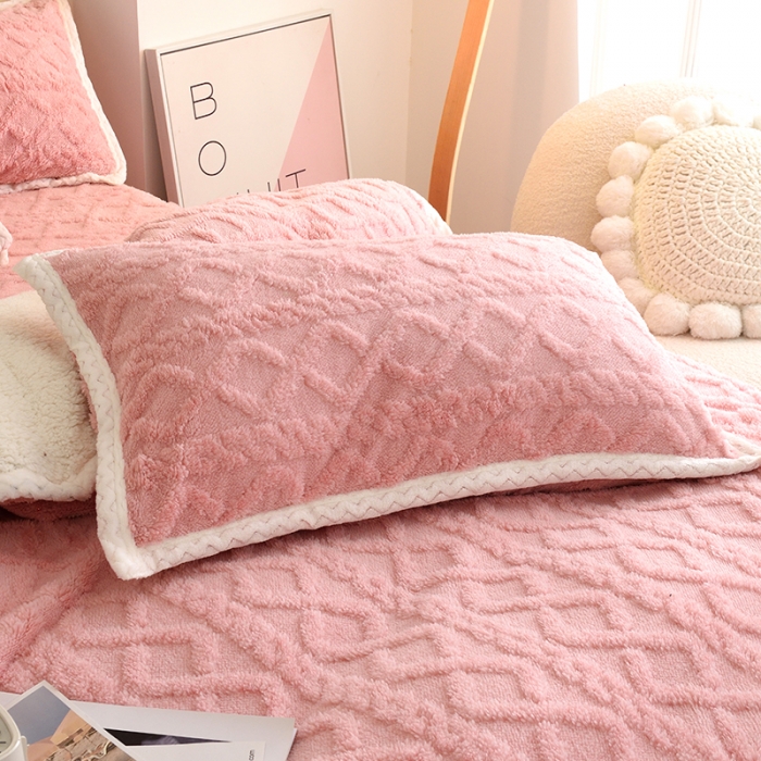 91家纺网 家纺一手货源 找家纺 启优 2022新款AB版加厚塔芙绒雕花绒四件套 豆沙粉