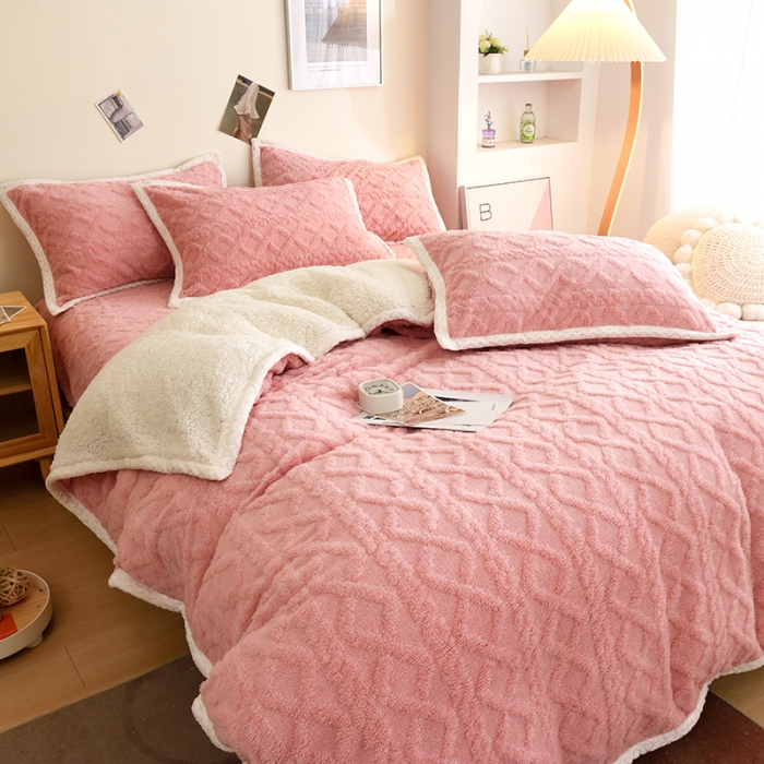 91家纺网 家纺一手货源 找家纺 启优 2022新款AB版加厚塔芙绒雕花绒四件套 豆沙粉