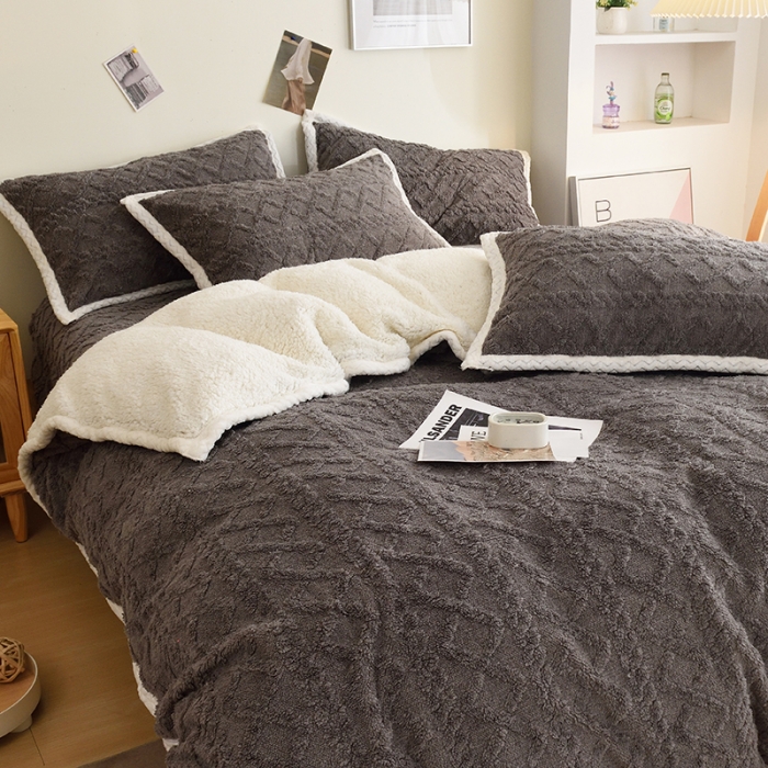 91家纺网 家纺一手货源 找家纺 启优 2022新款AB版加厚塔芙绒雕花绒四件套 深灰色