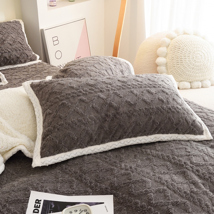 91家纺网 家纺一手货源 找家纺 启优 2022新款AB版加厚塔芙绒雕花绒四件套 深灰色