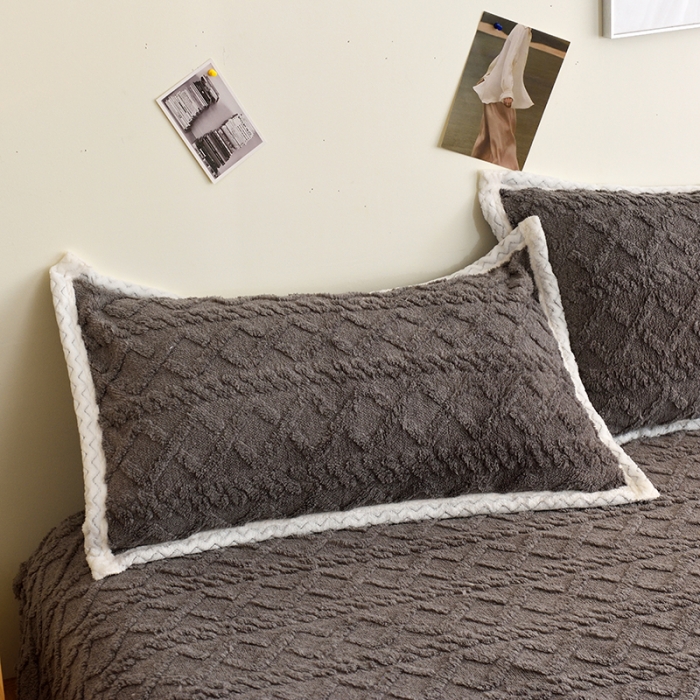 91家纺网 家纺一手货源 找家纺 启优 2022新款AB版加厚塔芙绒雕花绒四件套 深灰色