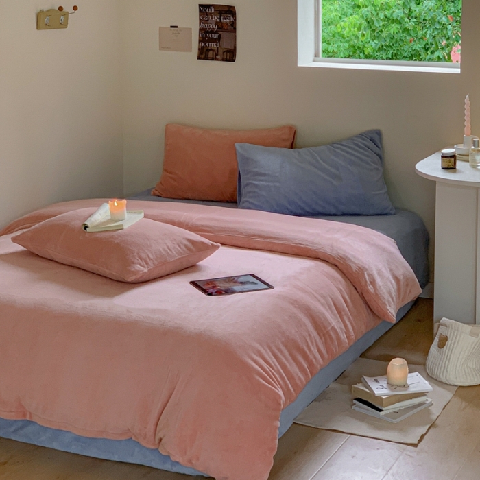 91家纺网 家纺一手货源 找家纺 六巷胡同 2022新款小红书博主混搭风200g牛奶绒四件套 橘粉雾蓝