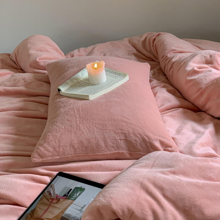 91家纺网 家纺一手货源 找家纺 六巷胡同 2022新款小红书博主混搭风200g牛奶绒四件套 橘粉雾蓝