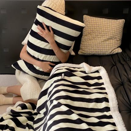 91家纺网 家纺一手货源 找家纺 桃喜 2022新款230g牛奶绒羊羔绒条纹毛毯 黑白奥利奥