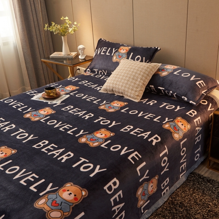 91家纺网 家纺一手货源 找家纺 雅萱 2024新款菠萝格牛奶绒包边毛毯 LOVE熊