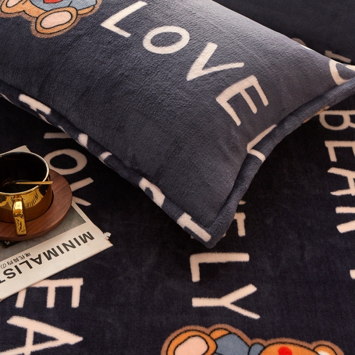 91家纺网 家纺一手货源 找家纺 雅萱 2024新款菠萝格牛奶绒包边毛毯 LOVE熊