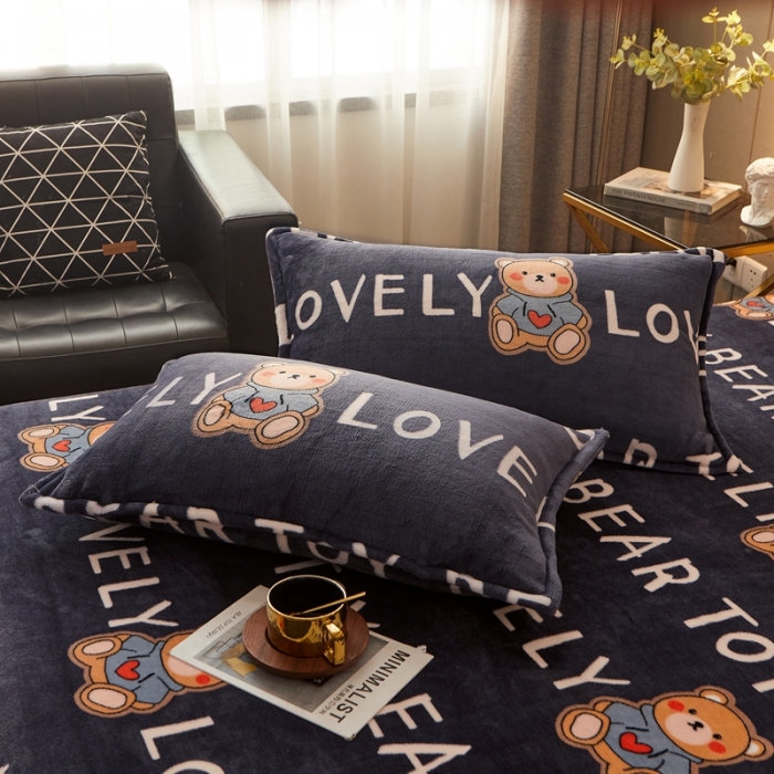 91家纺网 家纺一手货源 找家纺 雅萱 2024新款菠萝格牛奶绒包边毛毯 LOVE熊