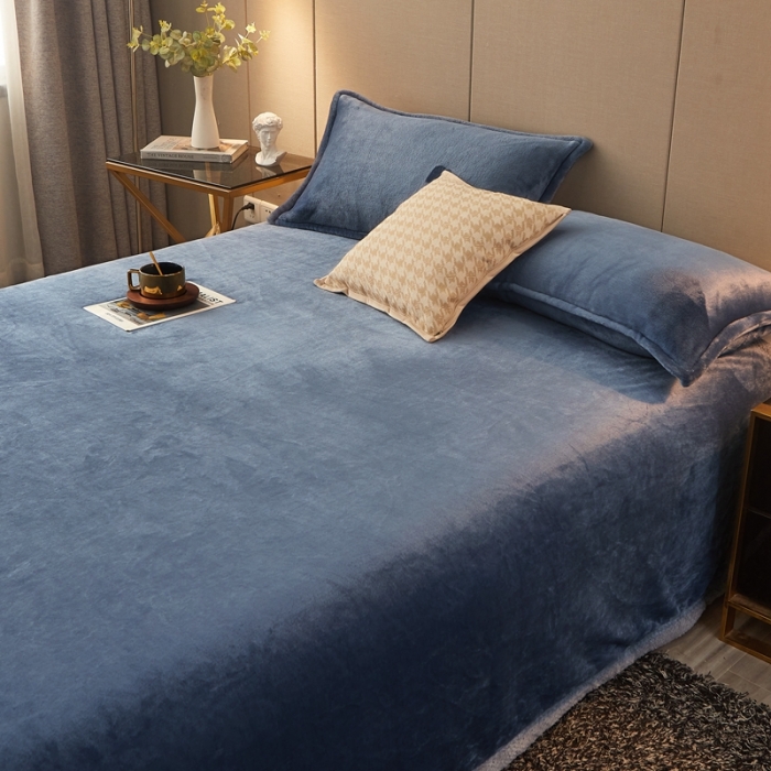 91家纺网 家纺一手货源 找家纺 雅萱 2024新款菠萝格牛奶绒包边毛毯 宾利蓝