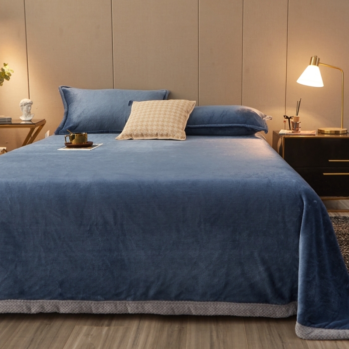 91家纺网 家纺一手货源 找家纺 雅萱 2024新款菠萝格牛奶绒包边毛毯 宾利蓝