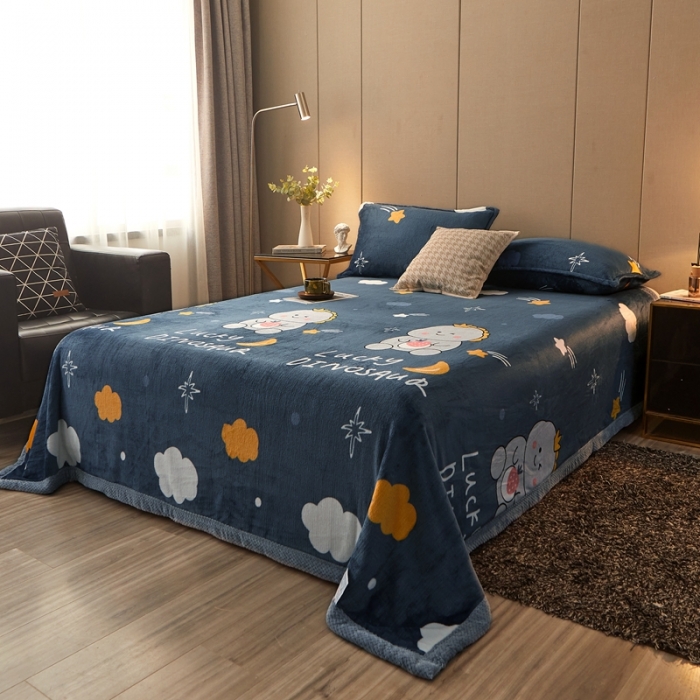 91家纺网 家纺一手货源 找家纺 雅萱 2024新款菠萝格牛奶绒包边毛毯 草莓恐龙