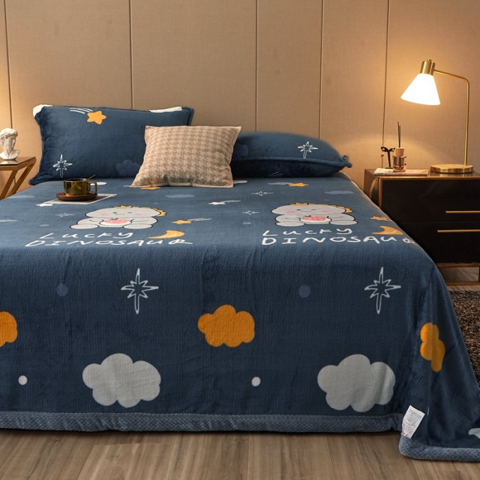 91家纺网 家纺一手货源 找家纺 雅萱 2024新款菠萝格牛奶绒包边毛毯 草莓恐龙