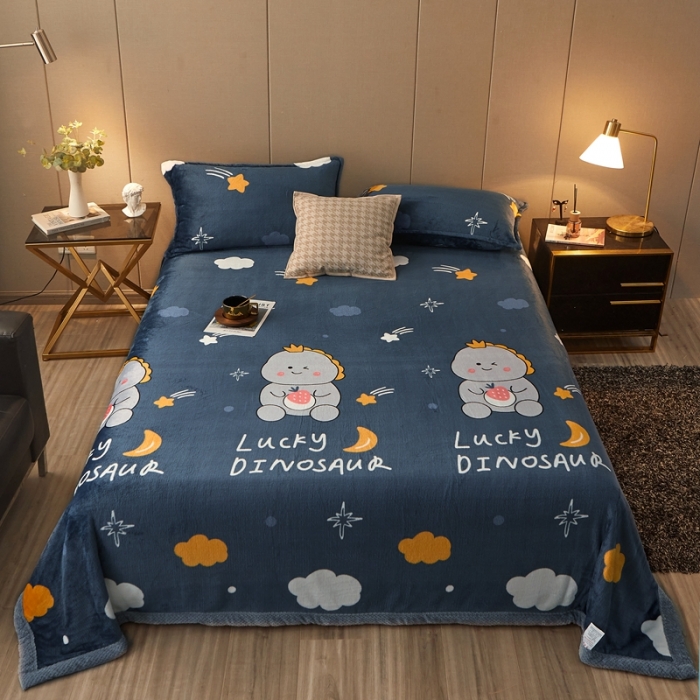 91家纺网 家纺一手货源 找家纺 雅萱 2024新款菠萝格牛奶绒包边毛毯 草莓恐龙