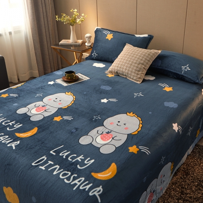 91家纺网 家纺一手货源 找家纺 雅萱 2024新款菠萝格牛奶绒包边毛毯 草莓恐龙