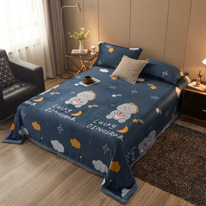 91家纺网 家纺一手货源 找家纺 雅萱 2024新款菠萝格牛奶绒包边毛毯 草莓恐龙