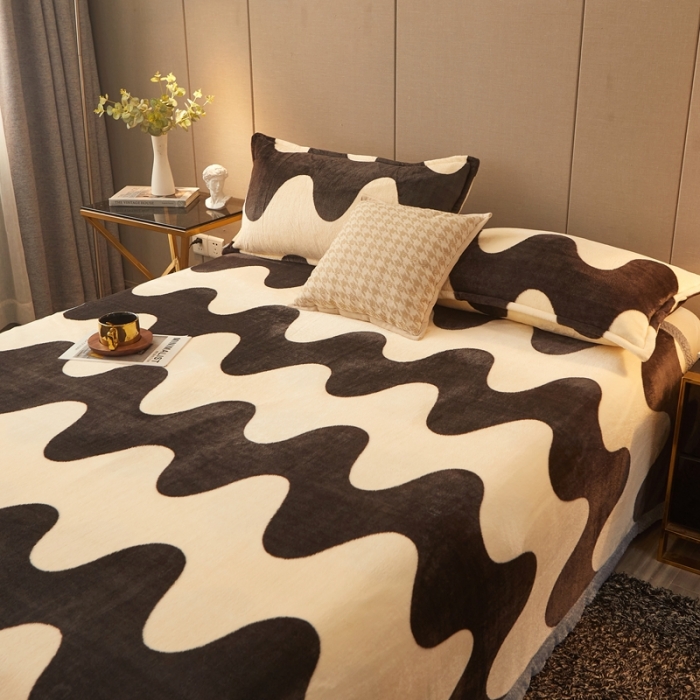 91家纺网 家纺一手货源 找家纺 雅萱 2024新款菠萝格牛奶绒包边毛毯 黑白啵啵