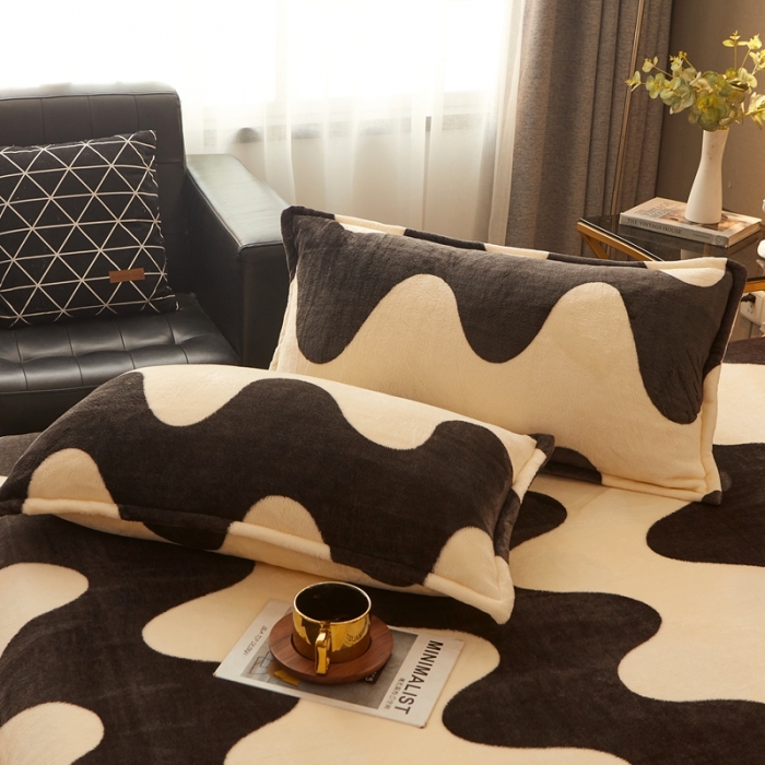 91家纺网 家纺一手货源 找家纺 雅萱 2024新款菠萝格牛奶绒包边毛毯 黑白啵啵