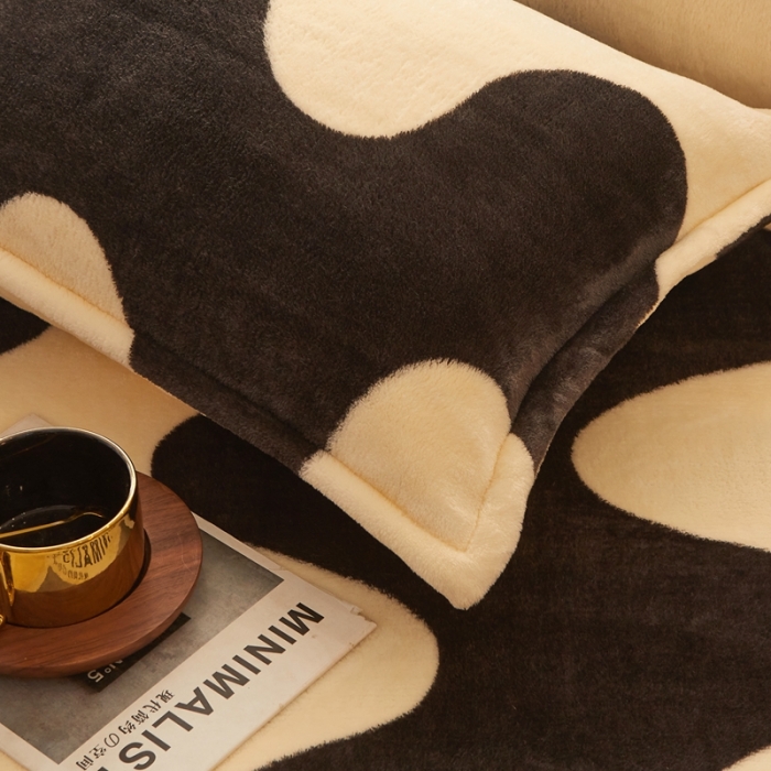 91家纺网 家纺一手货源 找家纺 雅萱 2024新款菠萝格牛奶绒包边毛毯 黑白啵啵