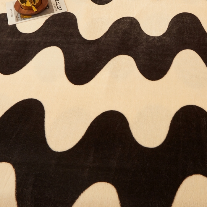 91家纺网 家纺一手货源 找家纺 雅萱 2024新款菠萝格牛奶绒包边毛毯 黑白啵啵