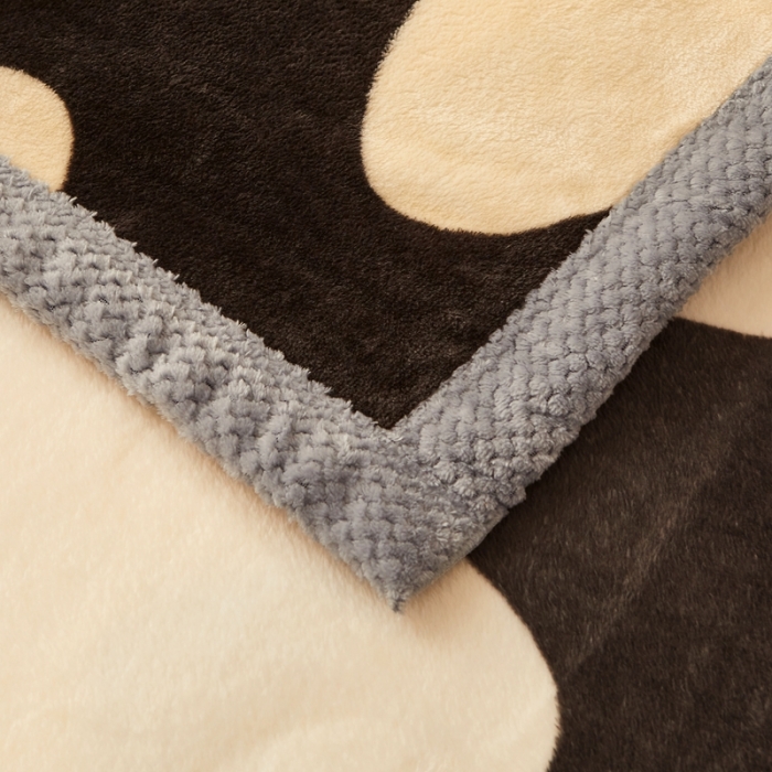 91家纺网 家纺一手货源 找家纺 雅萱 2024新款菠萝格牛奶绒包边毛毯 黑白啵啵