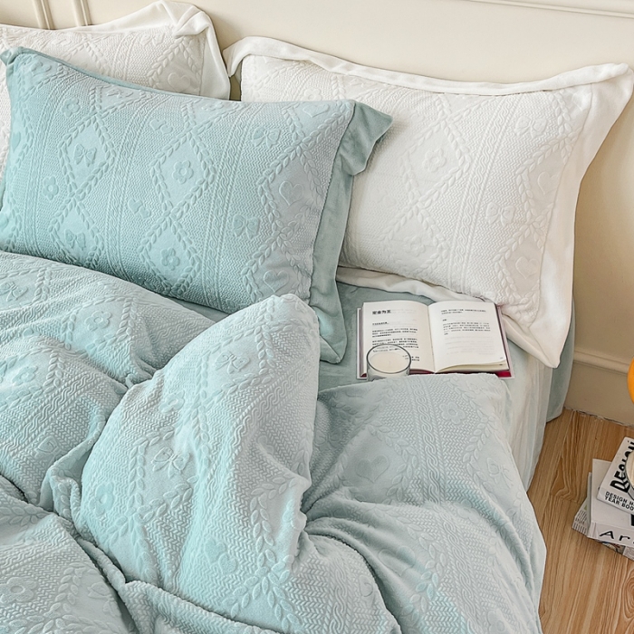 91家纺网 家纺一手货源 找家纺 慕尚 2022新款高克重纯色牛奶绒剪花雕花四件套 路易浅绿